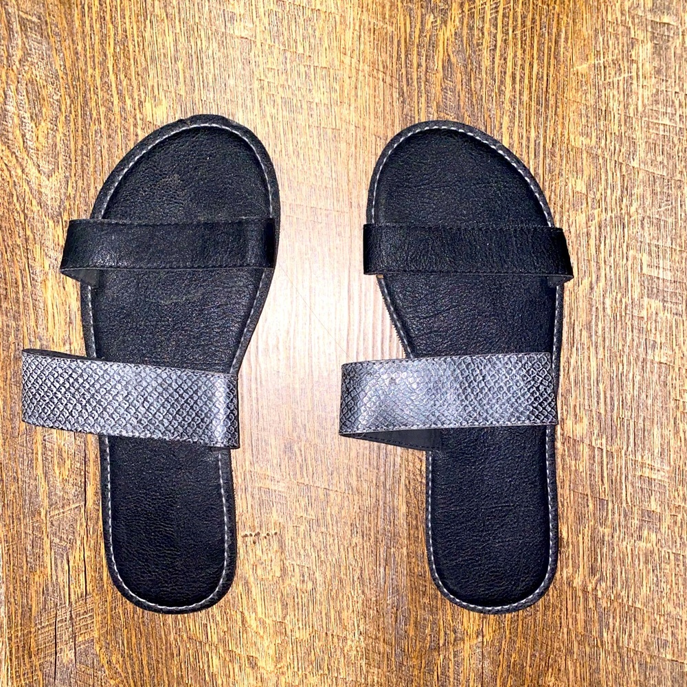 NWOT Abercrombie and Fitch snake print sandals